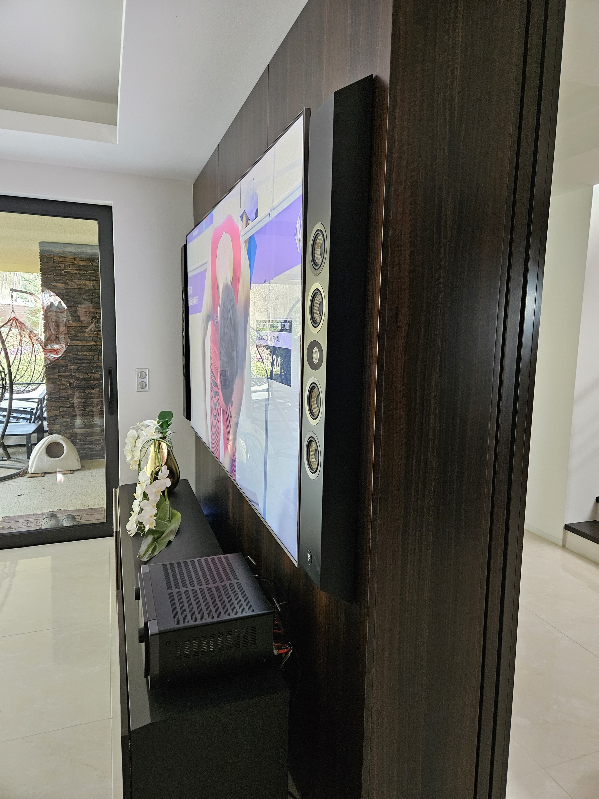 4.  Další skoro podobné ozvučení obývacího pokoje od Focal. Pohled na repro Focal In Wall 302 zboku._1